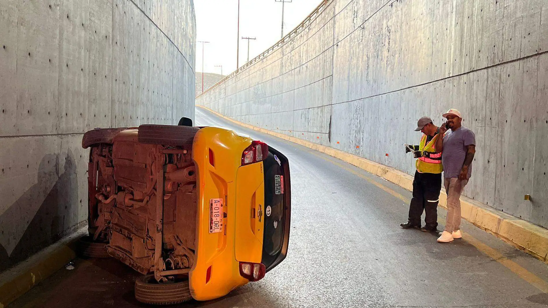 Taxista vuelca